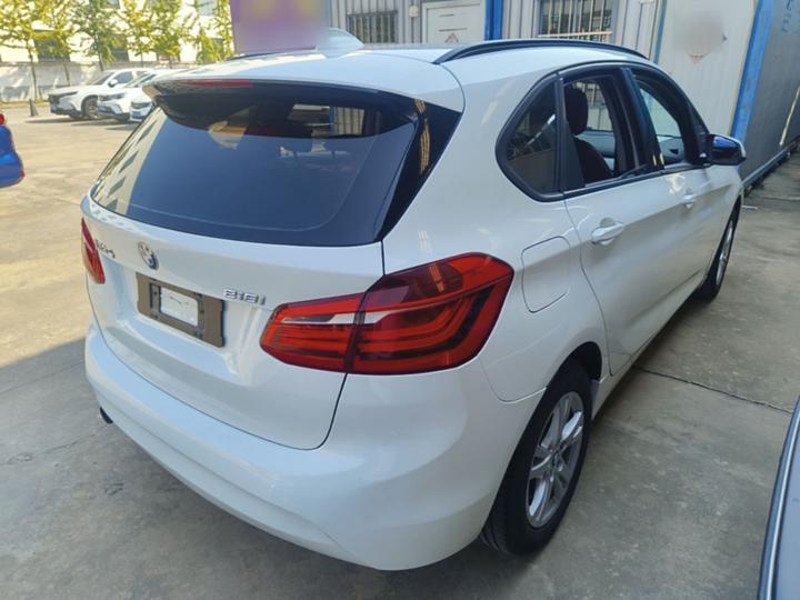 2 Series Wagon 2016 218i Leading photo 6