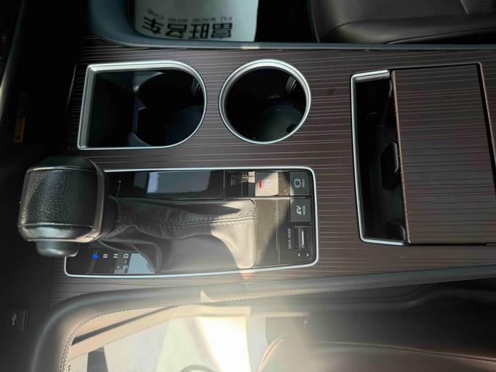Granvia 2024 2.5L Hybrid Premium PLUS AWD photo 7