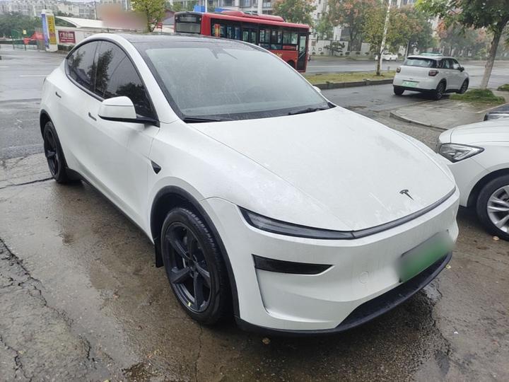 Model Y 2025 RWD photo 3