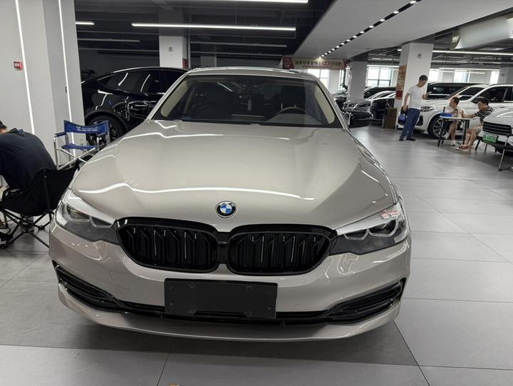 5 Series 2019 530Li Leading Luxury photo 2