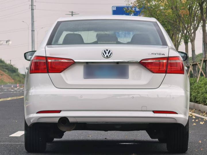 Lavida 2013 Facelift Classic 1.6L MT Comfort photo 6