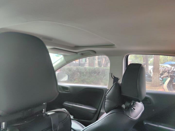 2015 1.5L CVT Luxury photo 8