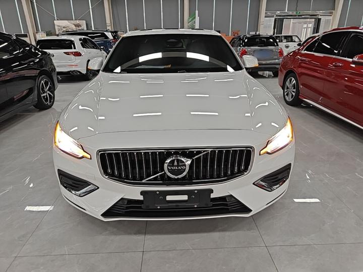 S60 2025 B4 Luxury photo 2