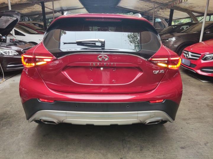 QX30 2018 1.6T RWD photo 3