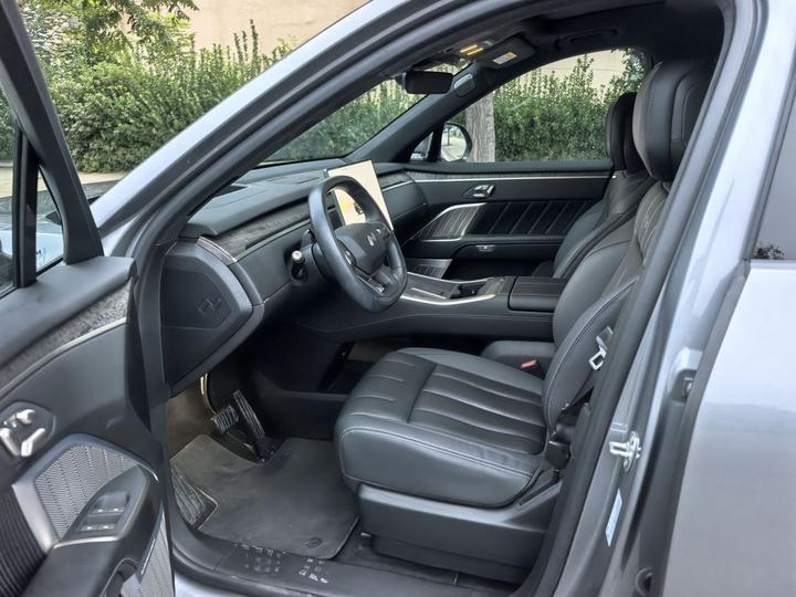 L90 2025 Ultra 6-Seater 60 photo 7