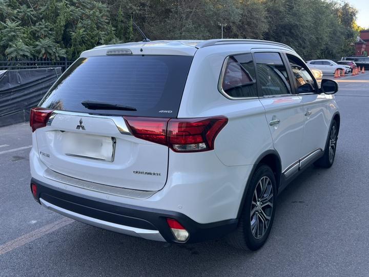 Outlander 2016 2.4L AWD Elite 5-Seater photo 5