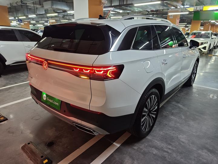 2023 330TSI Luxury photo 4