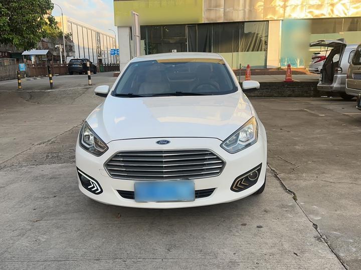 Escort 2017 1.5L AT Comfort photo 2
