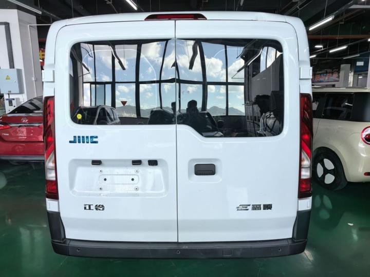 E 2025 41.86kwh Short Wheelbase photo 5