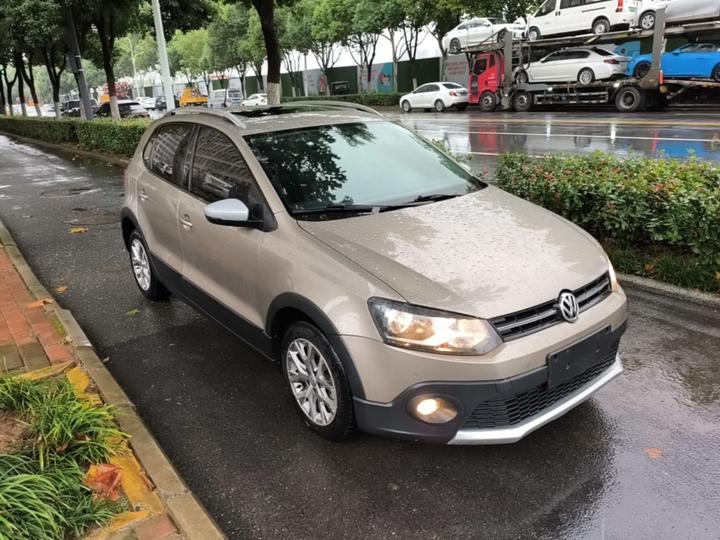 2014 1.6L Cross Polo AT photo 3