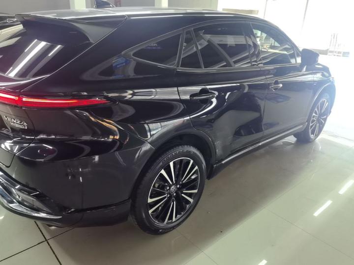 2022 Hybrid 2.5L CVT RWD Premium photo 4