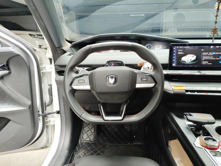 UNI-V 2022 1.5T Premium photo 7
