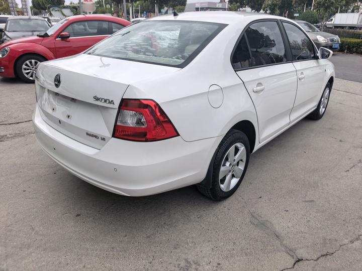 Rapid 2015 1.6L AT photo 6
