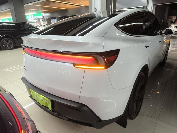 Model Y 2025 RWD photo 3