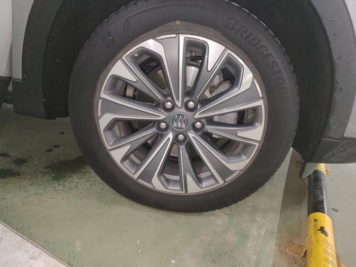 2024 Envision Plus 28T RWD Exclusive photo 8