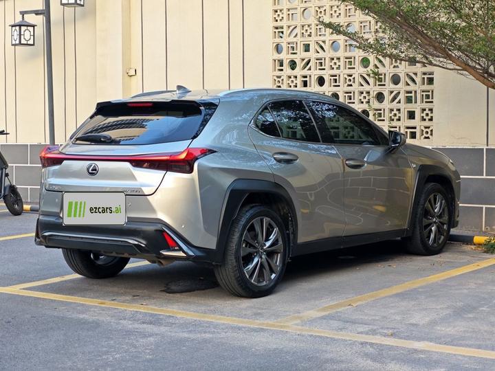 UX 2020 200 F SPORT photo 5