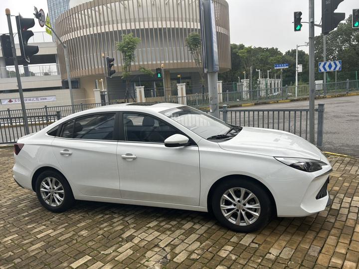 i5 2023 1.5L CVT Luxury photo 4