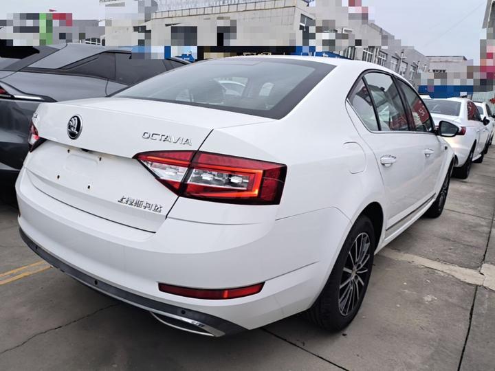 Octavia 2018 1.6L AT Luxury photo 4