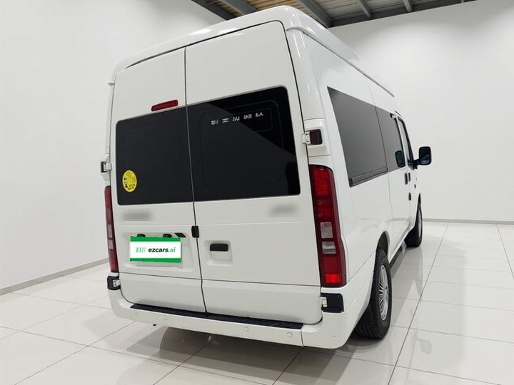 2023 2.0T AT Medium Wheelbase High Roof 7-Seater photo 4
