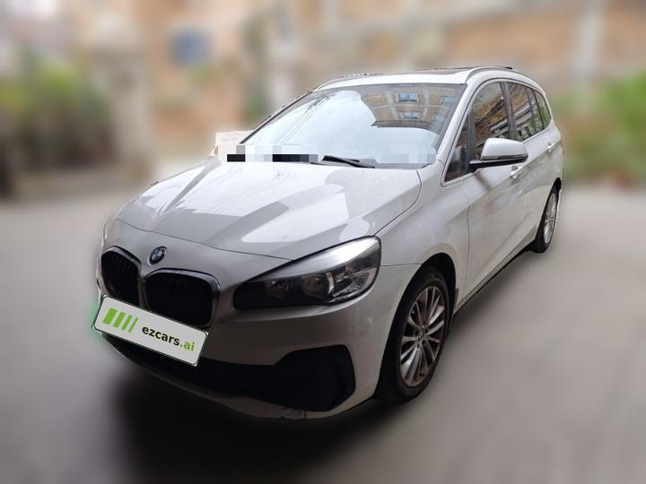 2 Series Wagon 2018 220i Leading