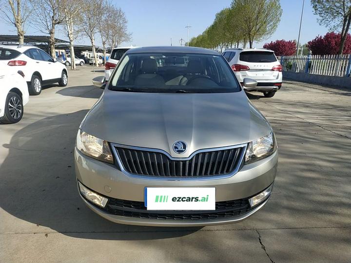 Rapid 2015 1.6L AT photo 2