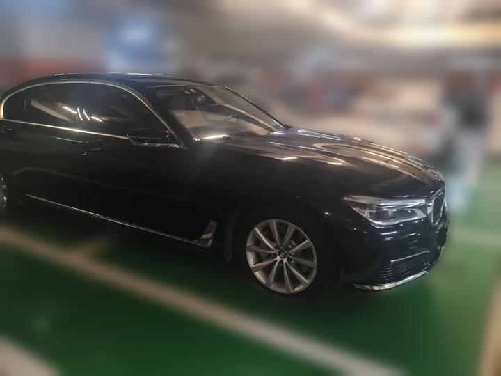 7 Series 2017 730Li Luxury photo 3
