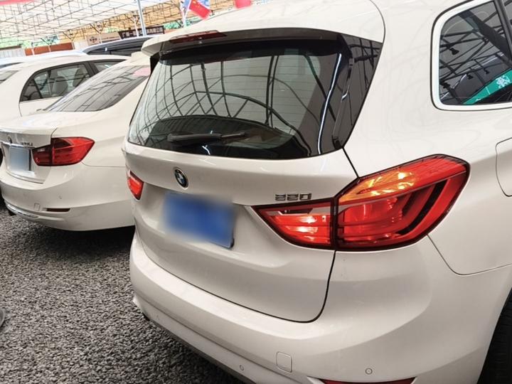 2 Series Wagon 2019 220i Leading photo 3