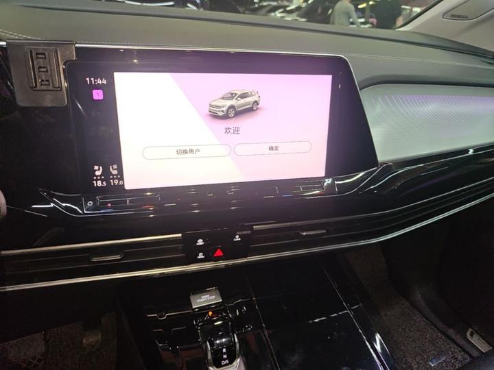 2021 330TSI RWD Luxury photo 8