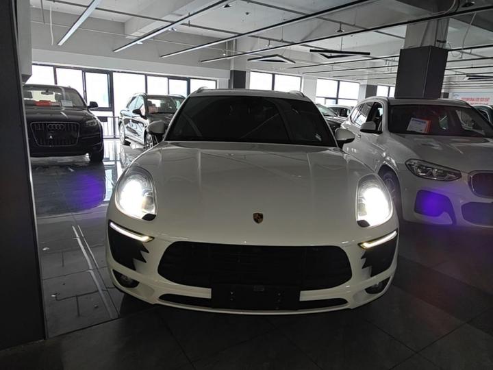 2017 Macan 2.0T photo 2