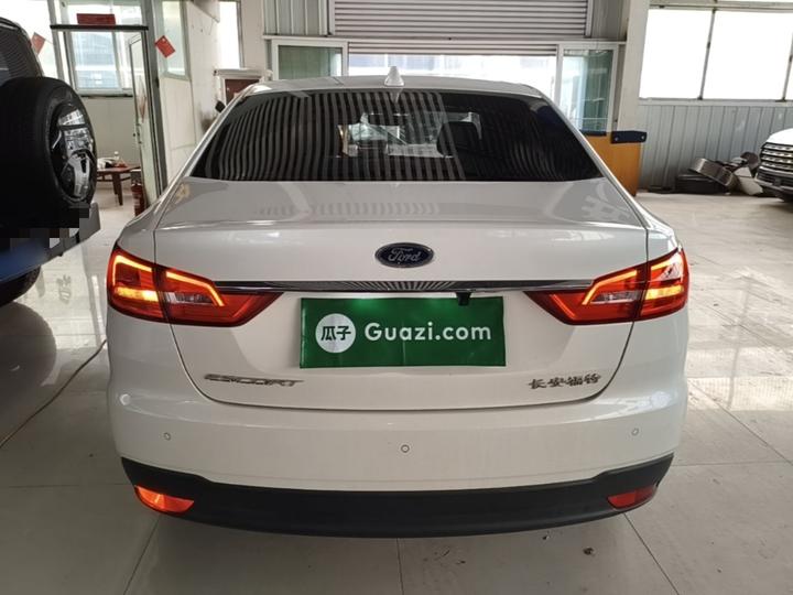 Escort 2019 1.5L AT photo 3