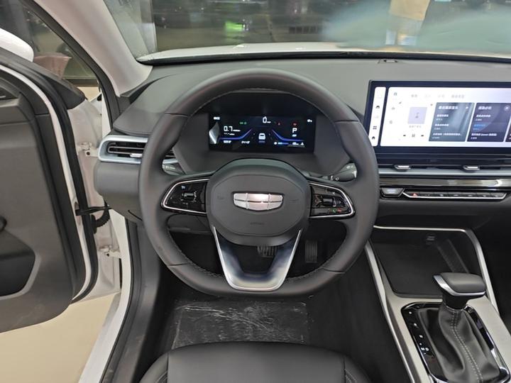 Emgrand 2026 400 1.5L CVT photo 6