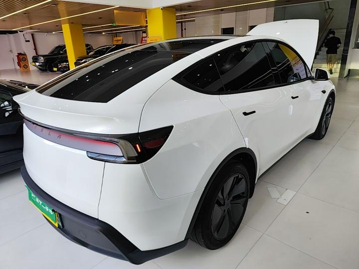 Model Y 2025 RWD photo 6
