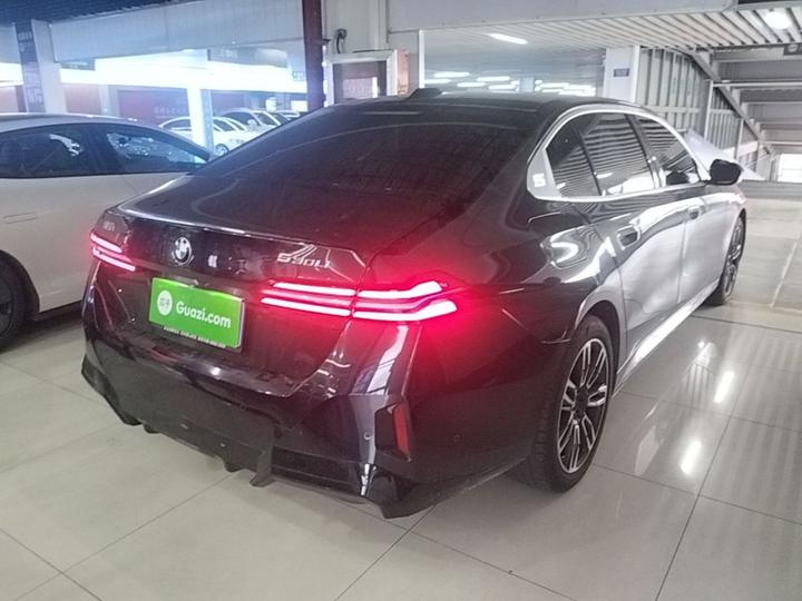 5 Series 2025 530Li Leading M Sport Package photo 4