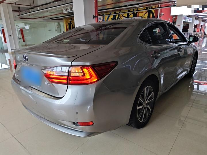 ES 2015 300h Comfort photo 4
