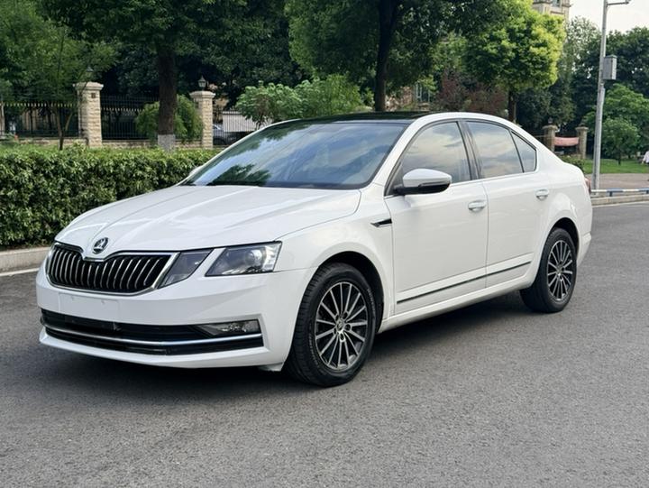 Octavia 2018 1.6L AT Luxury