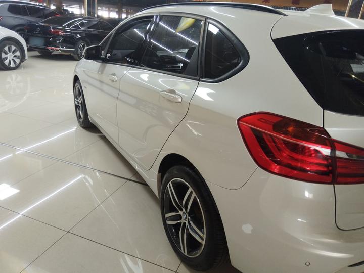 2 Series Wagon 2016 218i Sport Design Package photo 4