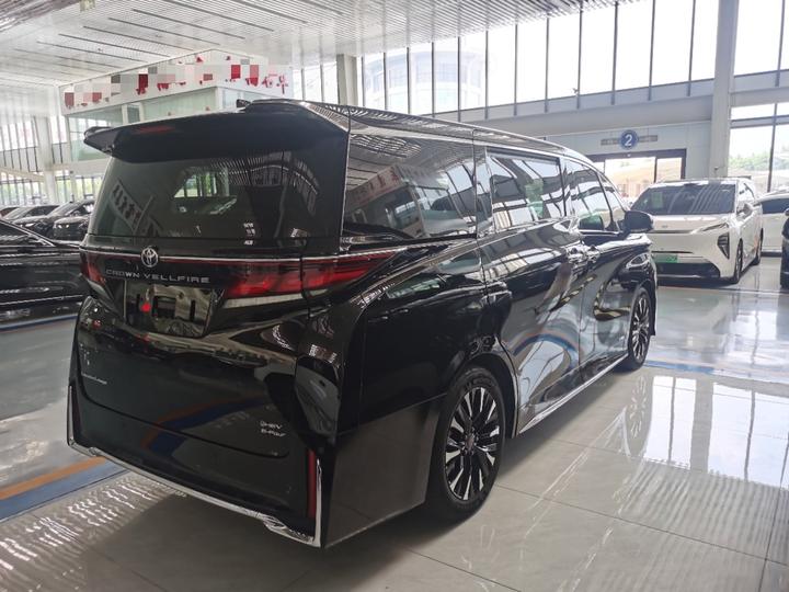 2024 Crown Hybrid 2.5L Supreme Executive photo 4