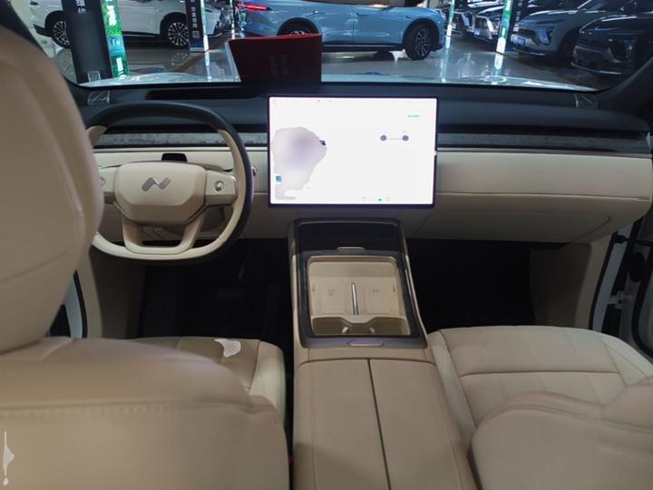 L90 2025 Ultra 7-Seater 60 photo 5
