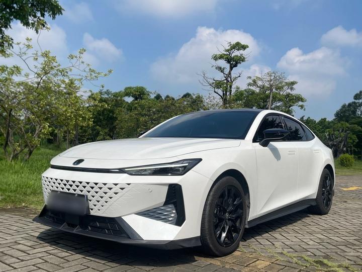UNI-V 2024 1.5T Premium
