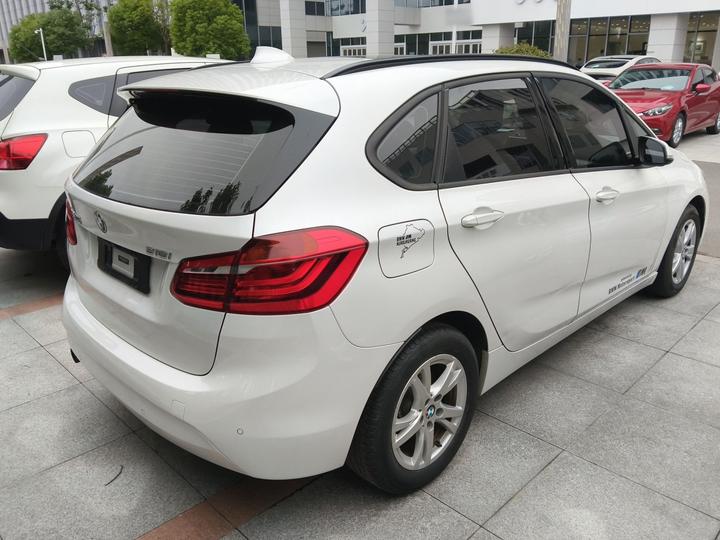 2 Series Wagon 2016 218i Leading photo 4