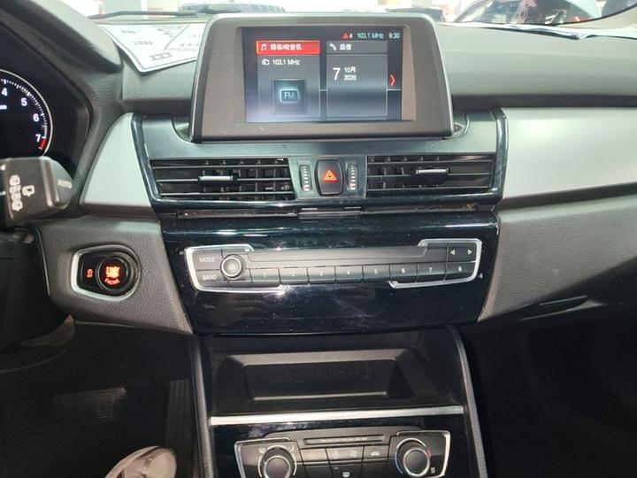 2 Series Wagon 2019 220i Leading photo 8