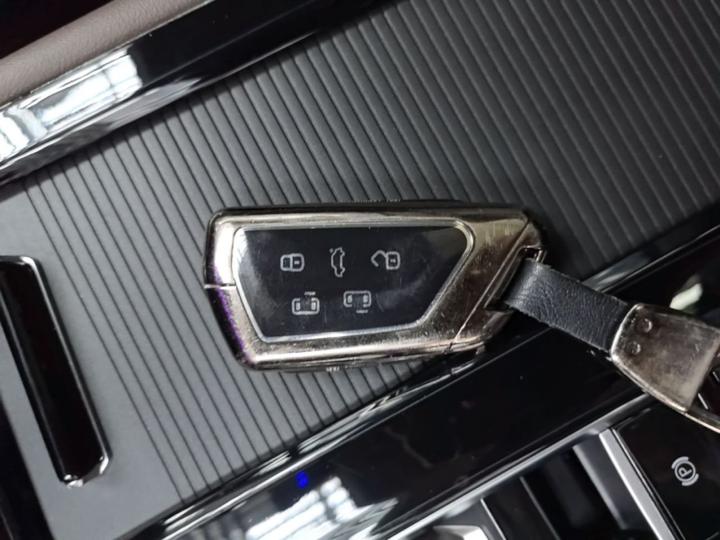 Viloran 2024 380TSI Premium photo 8