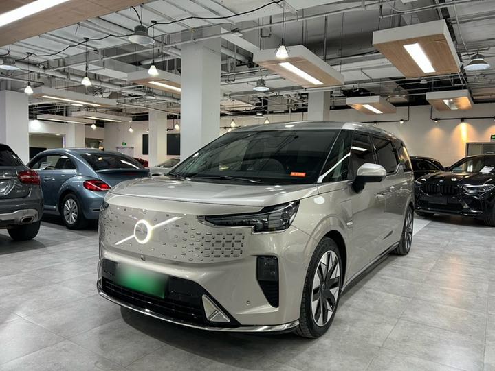 EM90 2025 Ultra 6-Seater