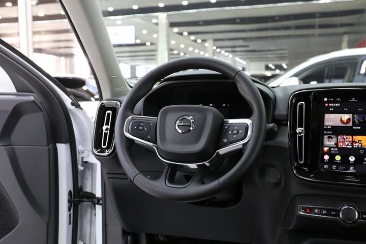 XC40 2023 B4 AWD Luxury photo 3