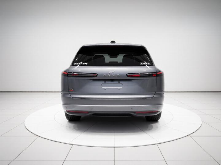 L90 2025 Ultra 6-Seater 60 photo 3