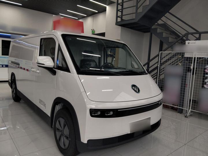 i9 2025 Long Wheelbase FWD 66.67kWh 2-Seater