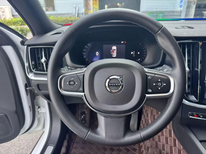 S60 2025 B4 Luxury photo 3