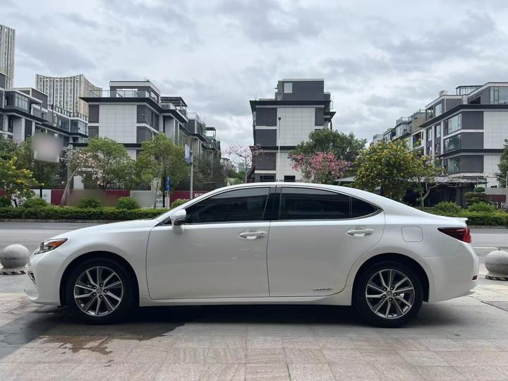 ES 2015 300h Comfort photo 5