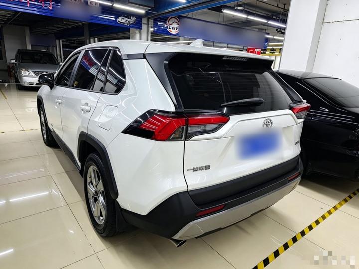 RAV4 2022 2.0L CVT RWD Plus photo 4