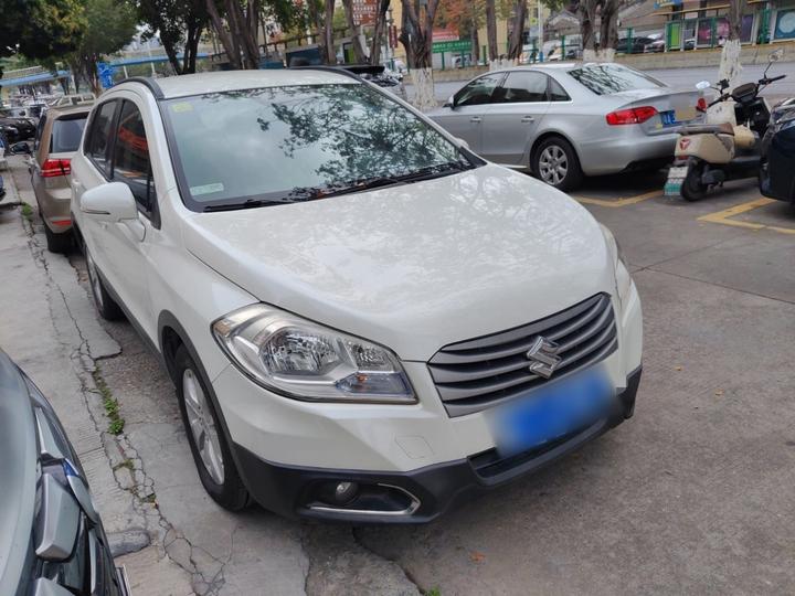2014 1.6L CVT RWD Progressive photo 3